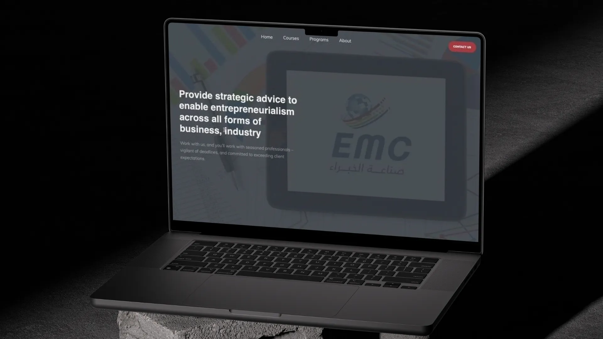 How do you launch an online academy or course platform in Arabic?